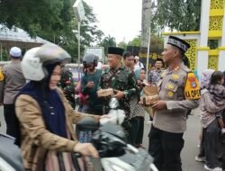 Kodim 1001/HSU-BLG dan Polres HSU Berbagi Kebahagiaan dengan Membagikan Takjil