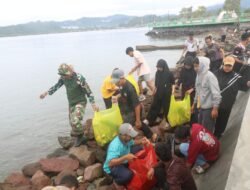 Aksi Bersih Pantai, TNI-Polri Halsel Tunjukkan Kepedulian Lingkungan