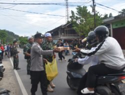 Meningkatkan Sinergitas, TNI-Polri Berkolaborasi dengan Elemen Masyarakat dalam Berbagi Makanan Takzil
