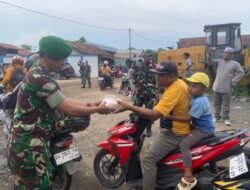Kegiatan Berbagi Takjil di Barito Kuala: TNI, Polri, dan Masyarakat Bersatu dalam Semangat Keperdulian
