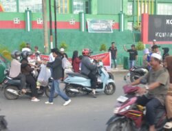 Masyarakat Kotabaru Bagi-bagi Takjil dalam Aksi Damai Dukung UU TNI