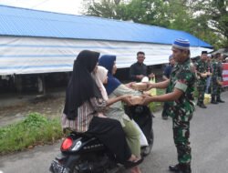 Meningkatkan Sinergitas, TNI-Polri Berbagi Makanan Takjil di Kecamatan Angkinang