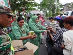 TNI-Polri Bagi-Bagi Takjil Gratis di Jalan Nasional