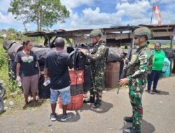 Satgas Pamtas RI-PNG Kopasgat Pos Kenyam Menjaga Keamanan di Bandara Kenyam Kabupaten Nduga sebagai Upaya Optimalisasi Keamanan Penerbangan di Daerah Papua Pegunungan