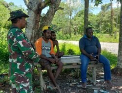 Pererat Hubungan yang Baik, Babinsa Manokwari Utara Laksanakan Komsos dengan Warganya