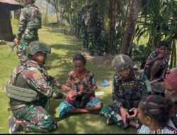 Satgas Yonif 614/Raja Pandhita Bagikan Sembako kepada Masyarakat