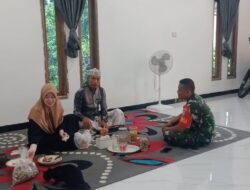 Babinsa Koramil 08 Arongan Lambalek Pererat Silaturahmi dengan Warga di Hari Lebaran