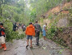 Babinsa Koramil 1010-01/Bungur Bantu Pembersihan Tanah Longsor di Gunung Mandin