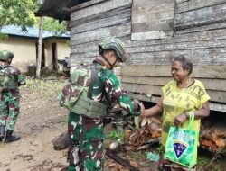 Satgas Yonif 614/RJP Salurkan Bantuan Sembako kepada Warga Kampung Dabra