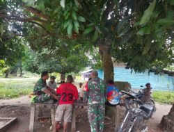 Babinsa Sidey Jalin Keakraban dengan Tokoh Masyarakat di Kampung Binaan