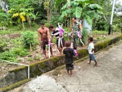 Sambut Hari Paskah, Babinsa Bantu Warganya Hiasi Jalan Kampung