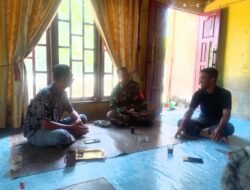 Babinsa Koramil 0105-10/Woyla Barat Kodim 0105/Aceh Barat Sertu Sutrisno Silaturahmi di Rumah Kepala Desa