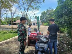 Mendekatkan Diri dengan Masyarakat, Babinsa Juai Melaksanakan Komsos