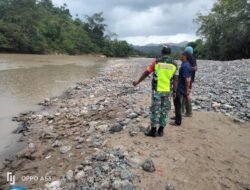 Babinsa Koramil 01/Sungaimas Laksanakan Giat Pengecekan Debit Air Sungai di Desa Binaan