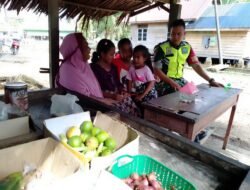 Babinsa Koramil 08/Arongan Lambalek Tingkatkan Komsos, Jalin Keakraban dengan Warga dan Anak-anak di Desa Gunung Pulo
