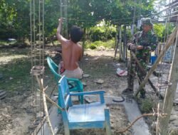 Ringankan Beban Pekerjaan, Babinsa Masni Bantu Warganya Membuat Tiang Profil Tank