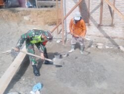 Koptu Zakir Babinsa Koramil 01/Sungaimas Bantu Warga Desa Binaan