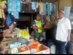 Sertu Saifudin Sambangi Pedagang Kelontong, Pastikan Stok Aman dan Stabil