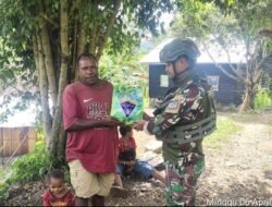 Satgas Yonif 614/RJP Berbagi Kasih, Anjangsana dan Bagikan Sembako ke Desa Kanggimaluk