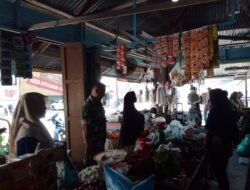 Pastikan Ketersediaan Bahan Pokok, Babinsa Koramil 05/Panga Komsos dengan Pedagang