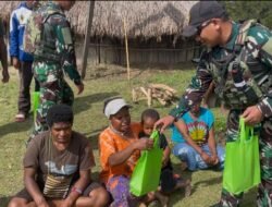 Satgas Yonif 614/Raja Pandhita Berbagi Kasih, Bagikan Sembako Kepada Masyarakat Kampung Ekano
