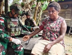 Satgas Yonif 614/RJP Berbagi Kasih, Berikan Pelayanan Kesehatan Kepada Masyarakat Kampung Dabra