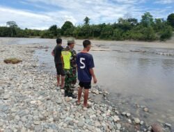 Curah Hujan yang Tinggi Babinsa Koramil 01/Sungaimas Laksanakan Giat Pemantauan Air Sungai di Desa Binaan
