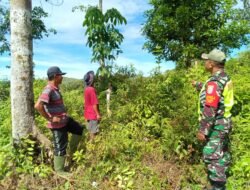 Lewat Kegiatan Patroli, Babinsa Koramil 01/Sungaimas Sosialisasi Karhutla di Desa Binaan Nya