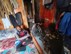 Satgas Yonif 614/RJP Bantu Warga, Perbaiki Solar Cell di Distrik Balingga