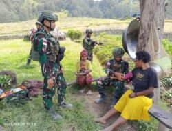 Satgas Yonif 614/RJP Berikan Pengobatan kepada Masyarakat di Pos Tima