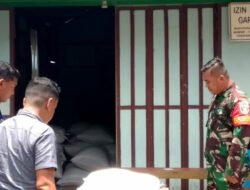 Babinsa Koramil 1003-02/Padang Batung Hadir di Tengah Petani Untuk Mendukung Ketahanan Pangan