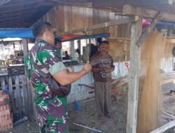 Penuh Keakraban, Babinsa Koramil 02/Woyla, Lakukan Komsos Bersama Penjaring Ikan Sungai Tradisional