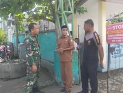Babinsa Koramil 07 Johan Pahlawan Lakukan Komsos dengan Security dan Guru SDN 25 Meulaboh di Desa Ujung Baroh
