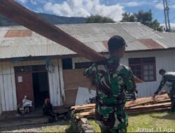 Yonif 614/RJP Bantu Perbaiki Kantor Distrik Kanggime, Wujud Kepedulian Satgas