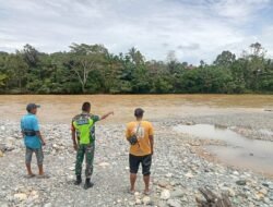 Babinsa Koramil 01/Sungaimas Laksanakan Giat Pengecekan Air Sungai di Desa Binaan