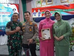 Kenangan Cendera Mata dari Dandim 1001/HSU-BLG untuk AKBP Riza Muttaqin