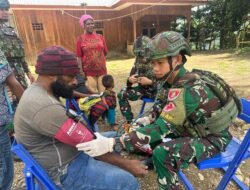 Satgas Yonif 614/RJP Berikan Pelayanan Kesehatan kepada Masyarakat Papua