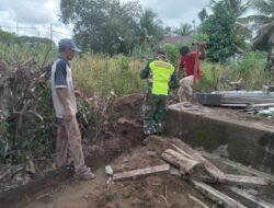 Peduli Pada Kesehatan Masyarakat Babinsa Posramil 06 Bubon Membantu Membuat Jamban