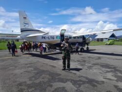 Jaga Kondusifitas Objek Vital Nasional, Satgas Kopasgat Pos Moanemani Melaksanakan Pengamanan Bandara Moanemani