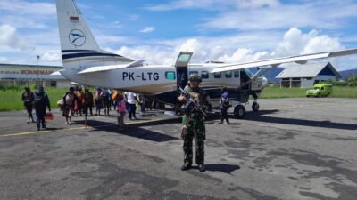 Jaga Kondusifitas Objek Vital Nasional, Satgas Kopasgat Pos Moanemani Melaksanakan Pengamanan Bandara Moanemani