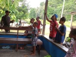 Babinsa Koramil 1801-05/Manokwari Utara Komsos dan Himbau Warganya untuk Jaga Kamtibmas Kampung