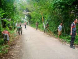 Babinsa Koramil Amuntai Utara dan Warga Bersihkan Lingkungan dengan Gotong Royong