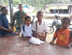 Babinsa Warmare Laksanakan Komunikasi Sosial Bersama Orang Tua Murid dan Anak Sekolah