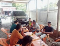 Babinsa Koramil 02/Woyla, Laksanakan Komsos dengan Tokoh Pemuda di Wilayah Binaan untuk Mempererat Silaturahmi