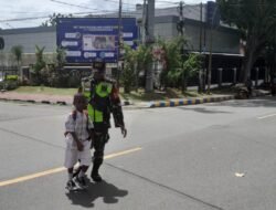 Berikan Rasa Aman, Babinsa Koramil 1801-01/Manokwari Bantu Menyeberangkan Anak-Anak Sekolah