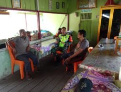Ciptakan Suasana Aman dan Nyaman dengan Warga Babinsa Koramil 01/Sungaimas Melaksanakan Komsos di Desa Binaan