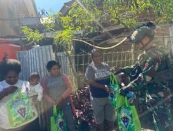 Satgas Yonif 614/RJP Bagikan Puluhan Paket Sembako untuk Masyarakat Perbatasan