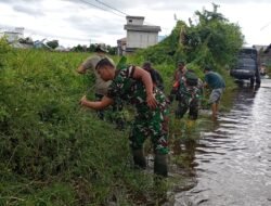 Pembersihan Saluran Air Bersama, Anggota Koramil Danau Panggang dan Warga Bersatu
