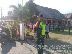 Berikan Rasa Aman dan Nyaman, Babinsa Koramil 1801-01/Manokwari Pantau Kegiatan Jumat Agung dan Jalan Salib