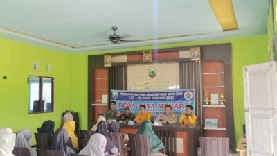 Pembagian BLT DD di Desa Tatamekar, Babinsa Koramil 1004-11/Plb Turut Hadir